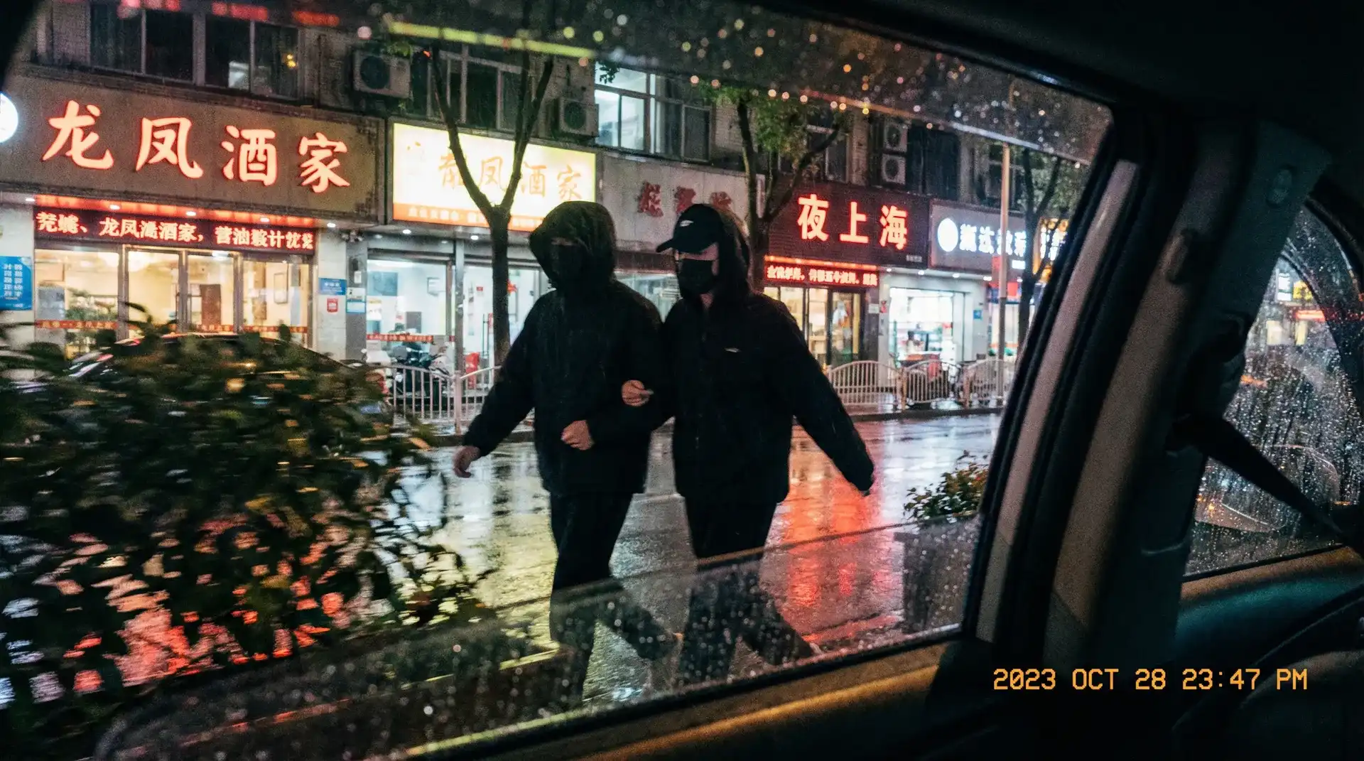 尊龙体育 - 顶流明星深夜密会现场抓拍照片